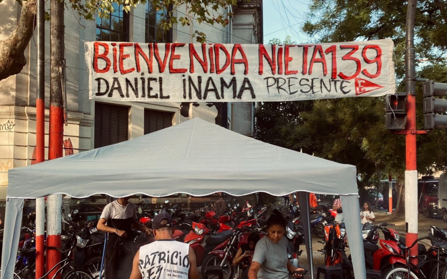 "Bienvenida nieta 139": el homenaje desde Estudiantes en las cercanías de UNO