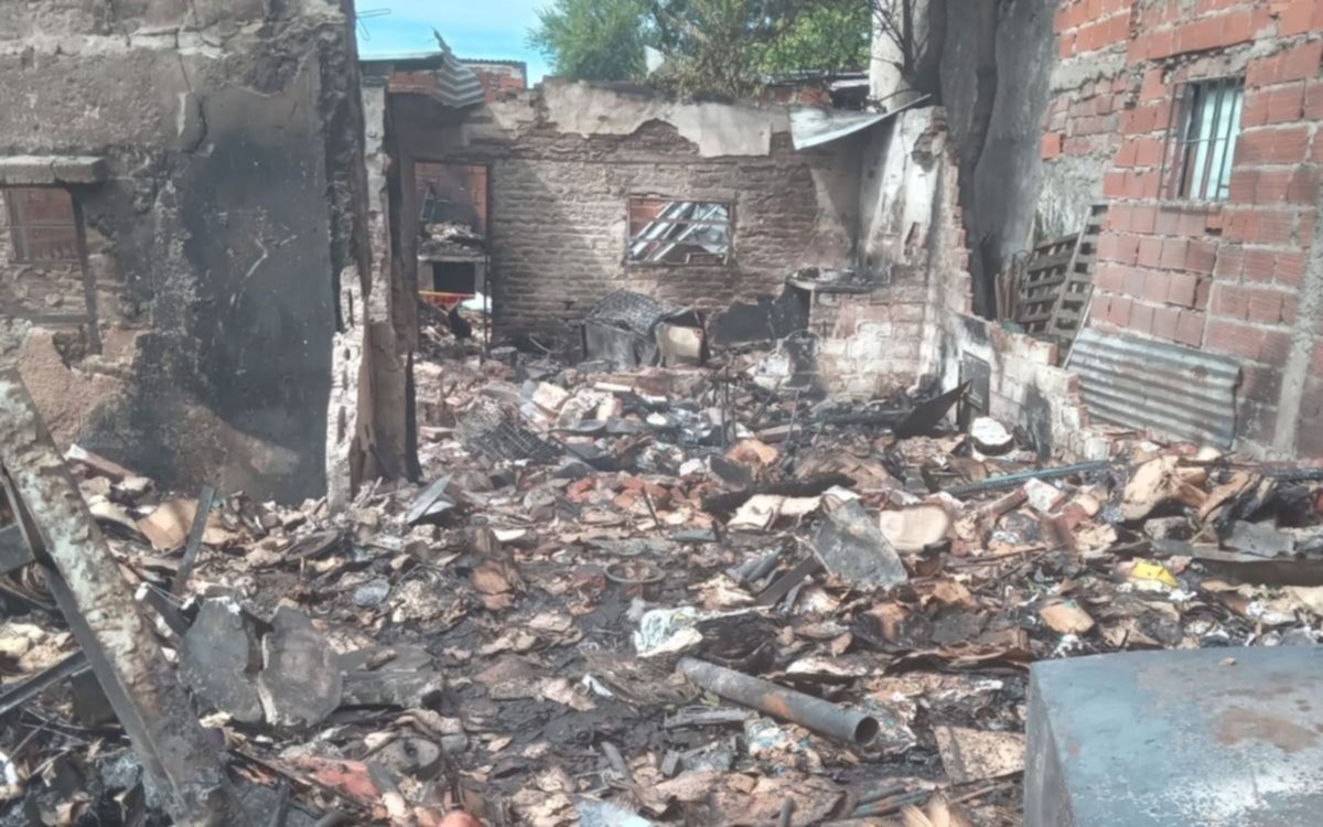 Las llamas de un incendio se devoraron una casa completa en La Plata