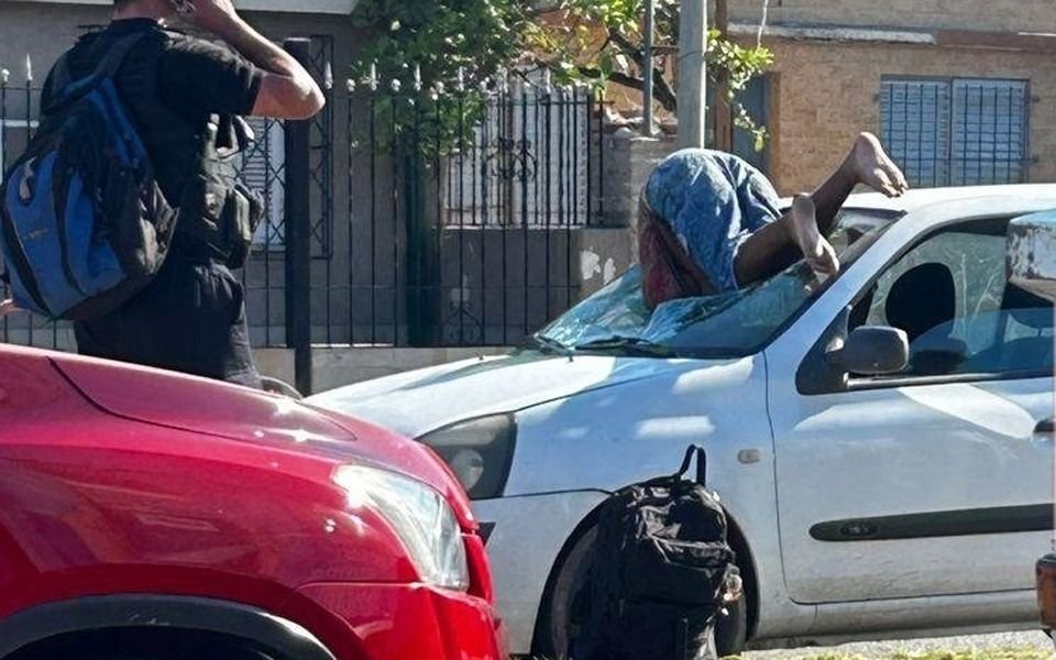 VIDEO. En Santa Fe, un ciclista de 14 años fue embestido por un Clio y terminó incrustado en el parabrisas