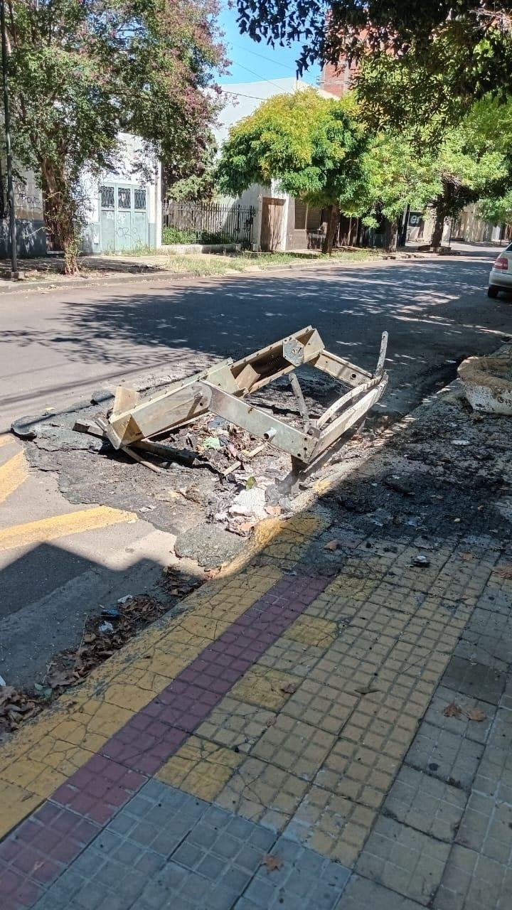 El vandalismo arrasó con contenedores de basura