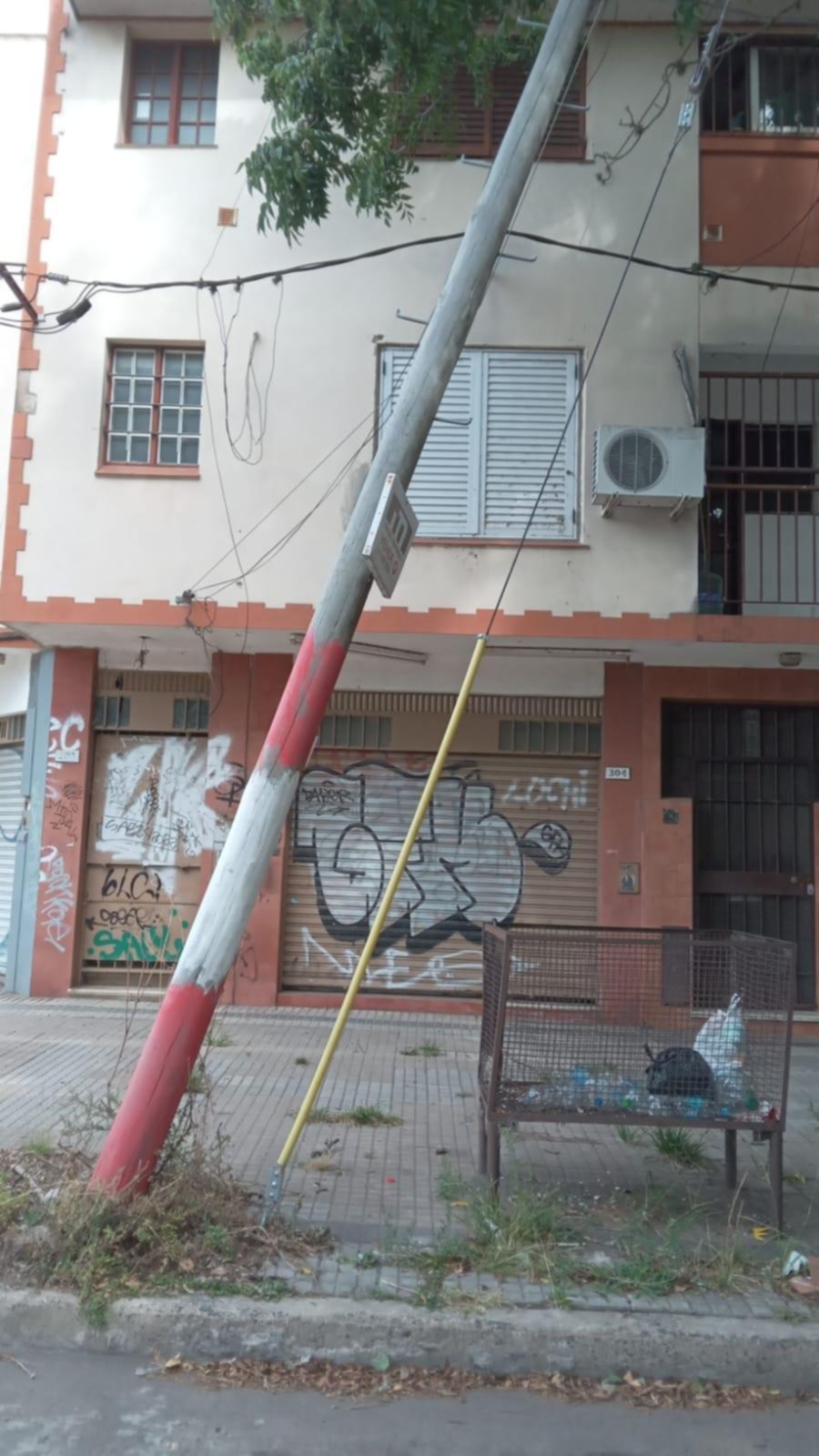 Temor vecinal por un poste a punto de caer en la esquina de 1 y 34