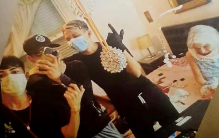 Asaltaron a una jubilada y se sacaron una foto con ella atada en la cama