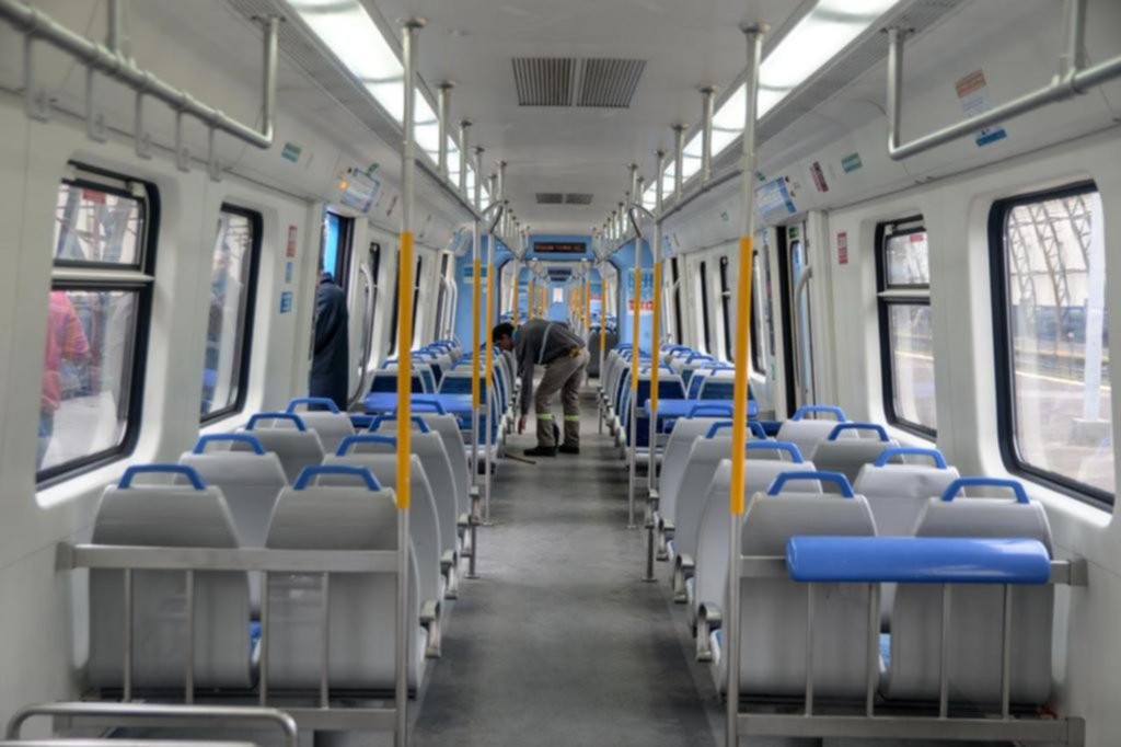Paro, calor y fastidio en la odisea del tren por un conflicto que crece