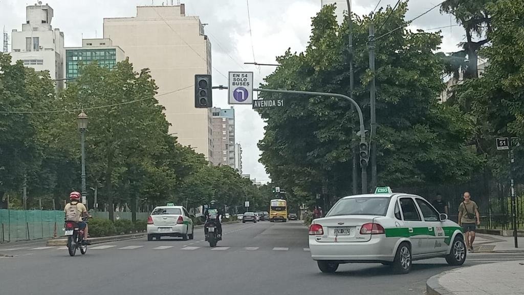 Reclaman la reparación de los semáforos de la esquina de 7 y 51