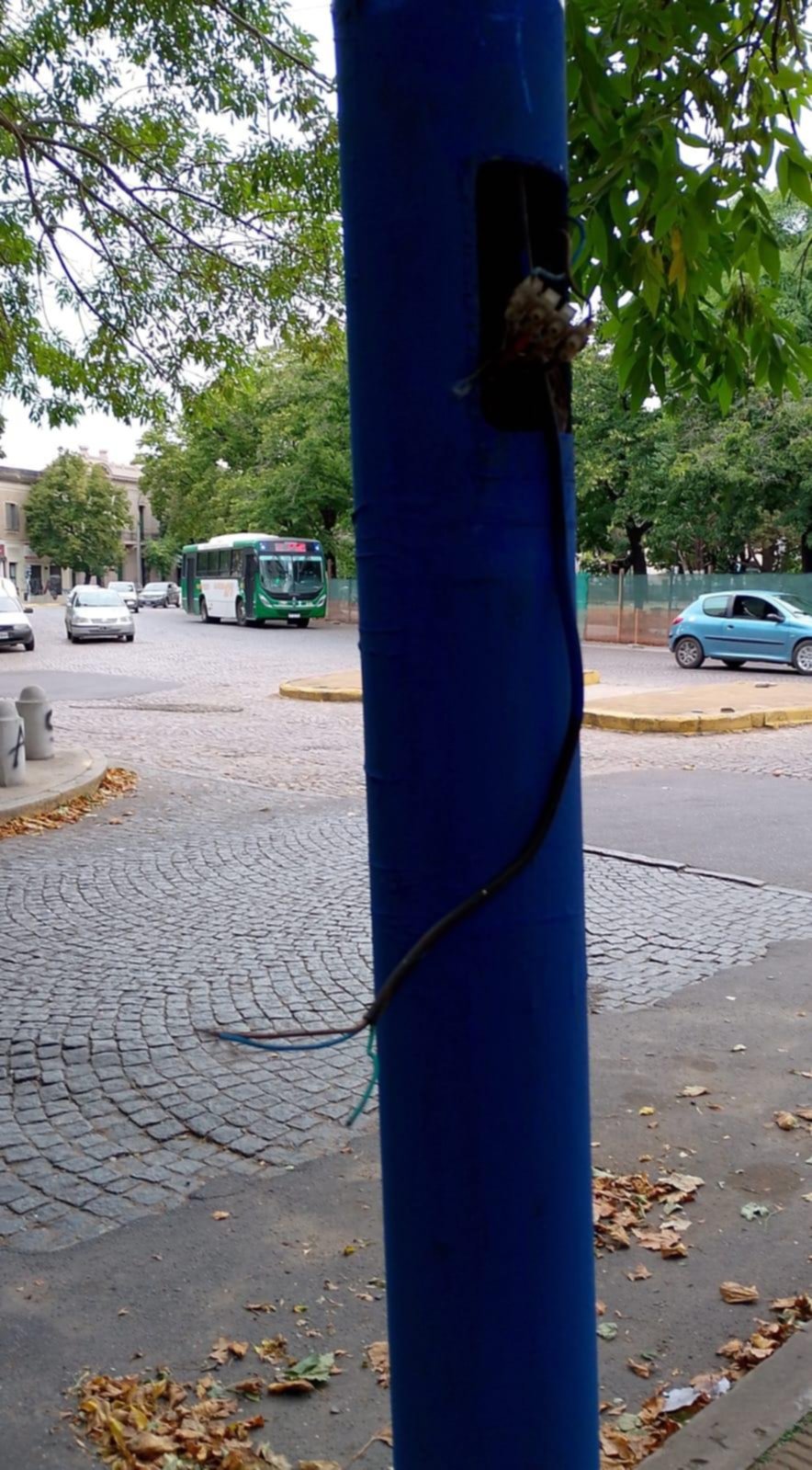 En 60 entre 6 y Plaza Rocha, un poste electrificado