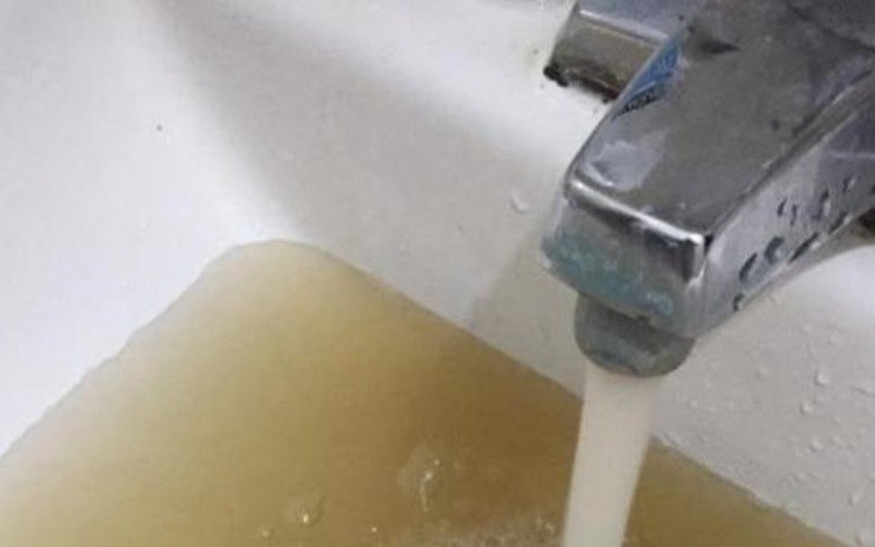 Vecinos de Bernal Oeste denuncian agua contaminada en sus hogares