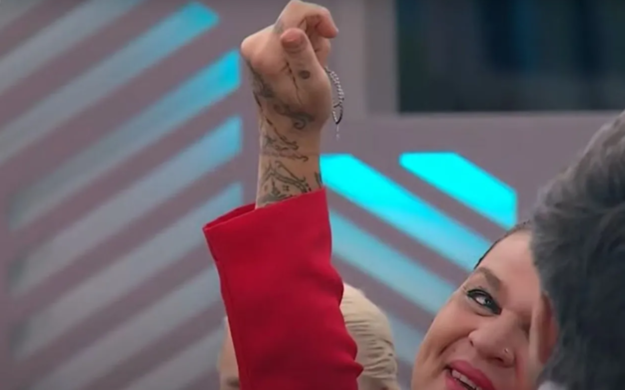 Sandra, la platense de Gran Hermano, recibió un amuleto de Gimnasia en el “Congelados” y se emocionó hasta las lágrimas
