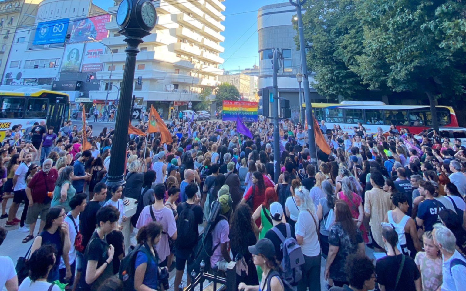Marcha federal antifascista y antirracista: en la previa, se realizó una asamblea en el centro de La Plata