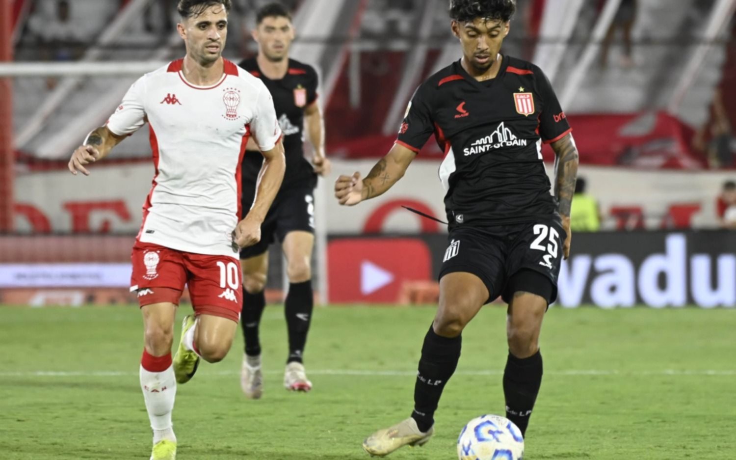 Estudiantes lo aguantó con uno menos y se trajo un empate ante Huracán