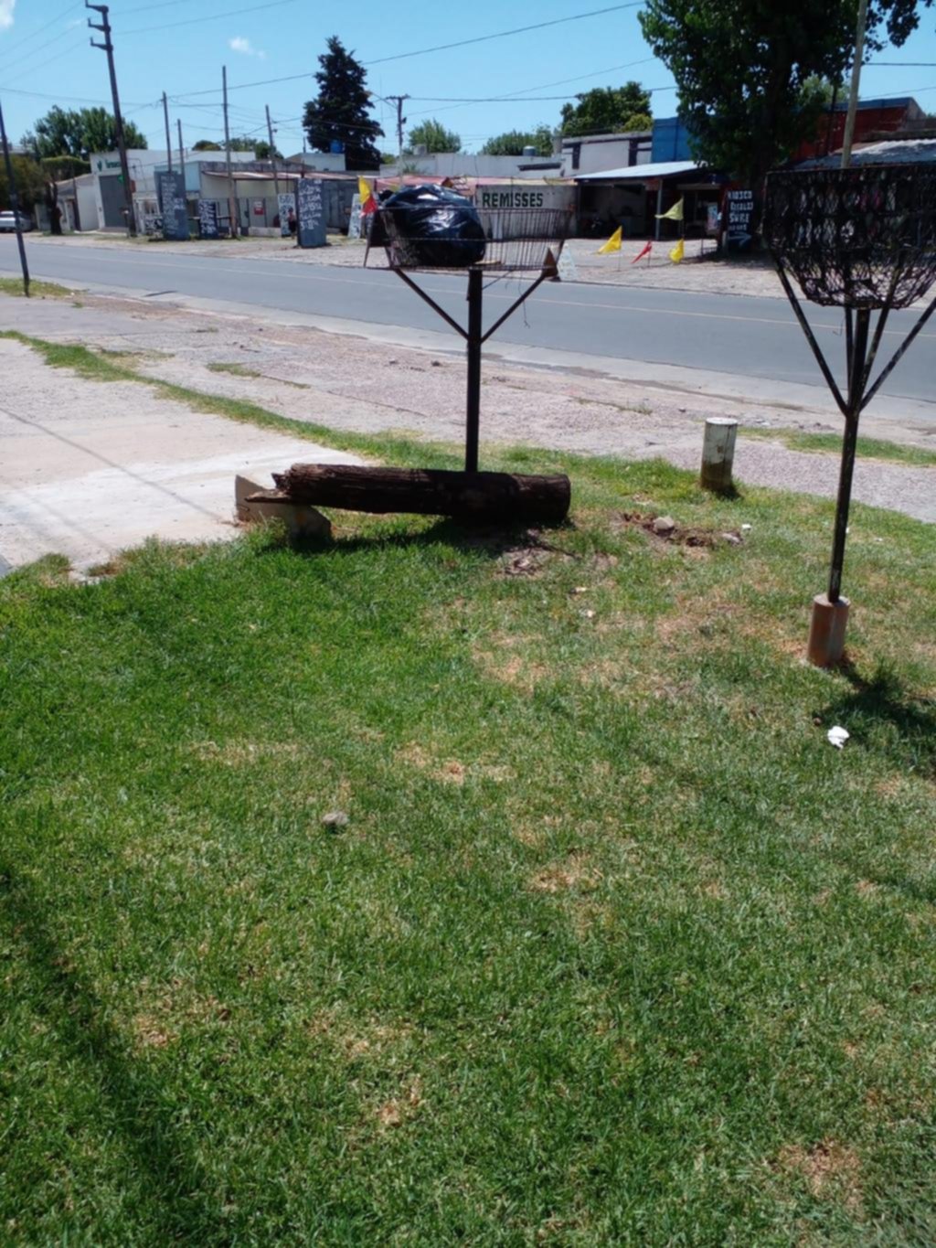 Cambiaron un poste de luz y los vecinos conformes, pero “se olvidaron” del viejo