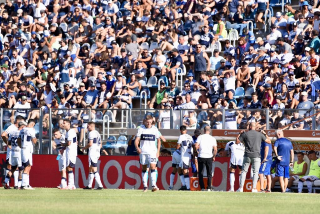 La gente se cansó y lo despidió con insultos