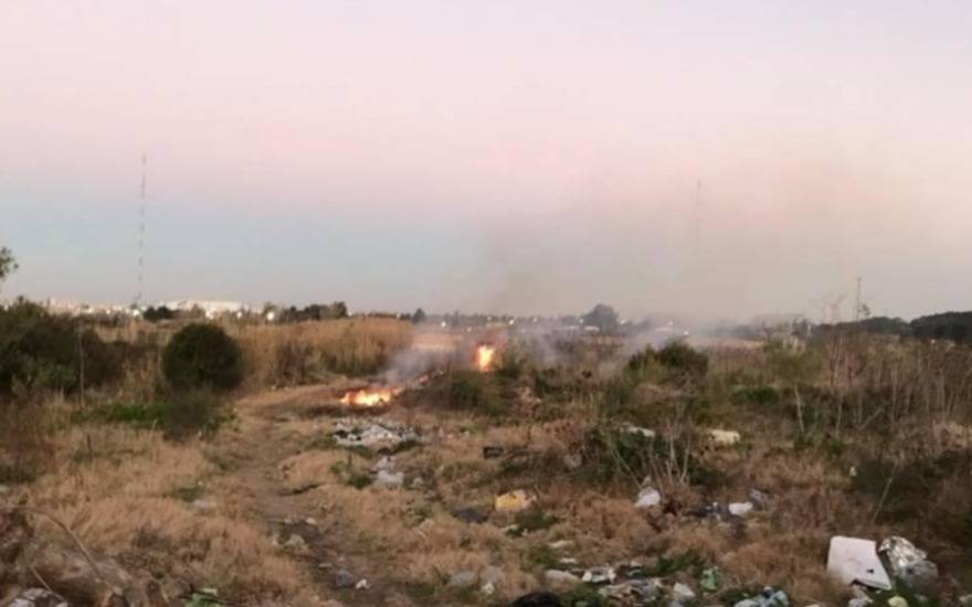 Denuncian que volvió la quema de basura en Hernández: "A la noche, por el olor, parece que dormimos en la cantera"
