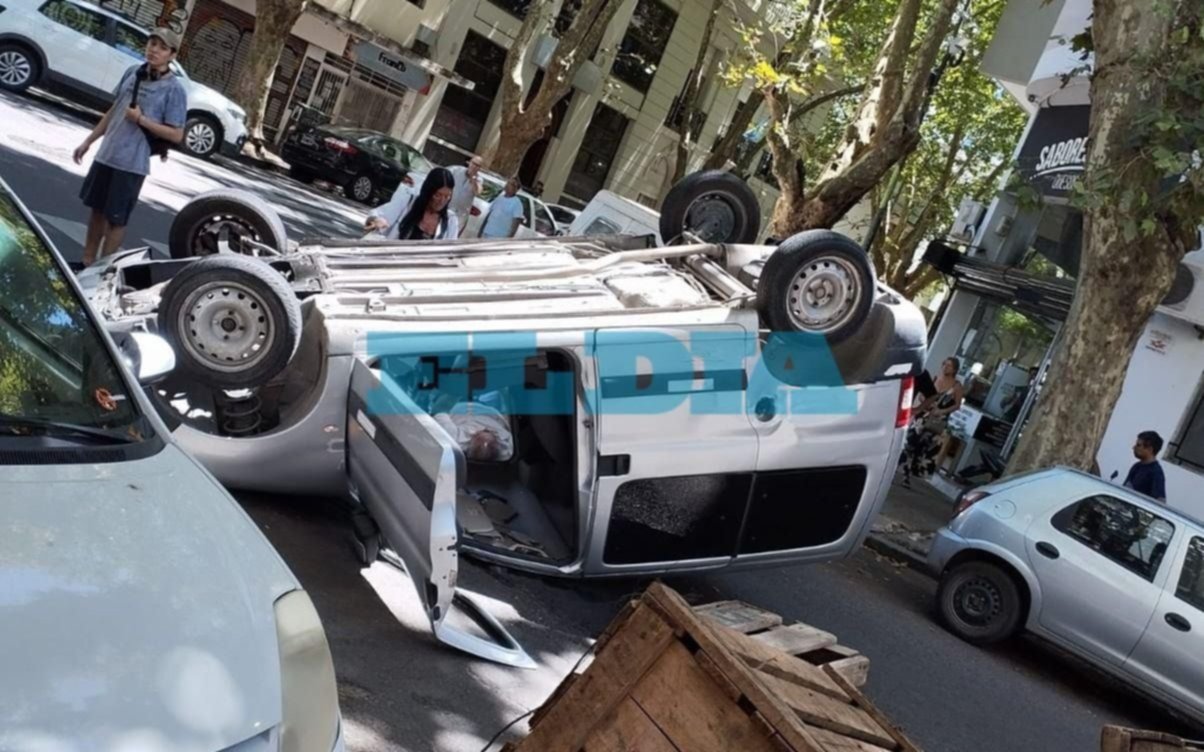 "Tortazo" y vuelco en pleno centro de La Plata