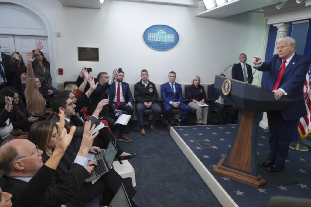 Trump, contra Biden y Obama por el accidente