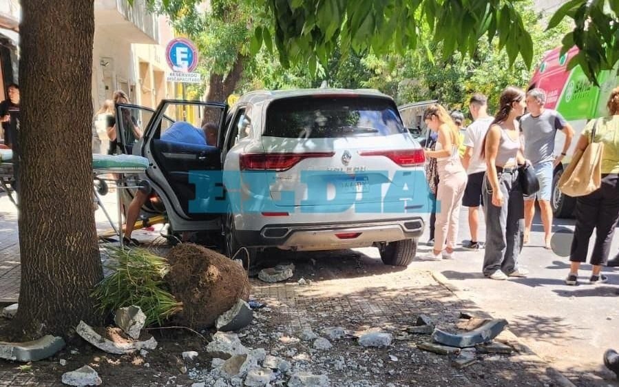Accidente y milagro en calle 12 de La Plata: se descompensó un conductor, la camioneta perdió el control y se subió a la vereda