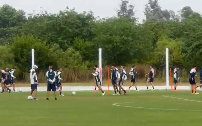 Gimnasia entrena bajo la lluvia y a puertas abiertas para los socios en Abasto