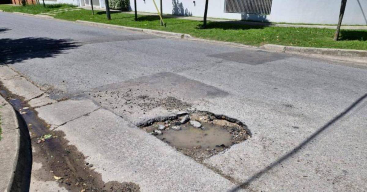 Se multiplican las quejas en Villa Elisa por un “flor de pozo” en 5 y ...