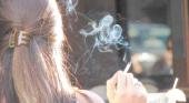 El humo del tabaco aumenta el riesgo de padecer cáncer de cuello y de mama