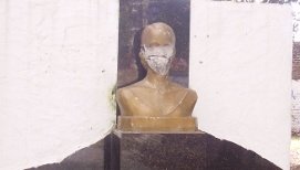 Nuevamente destrozaron el busto de Evita Perón