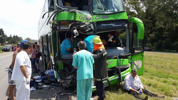 Choque de micros con 30 heridos y un colectivo quemado en Ruta 2