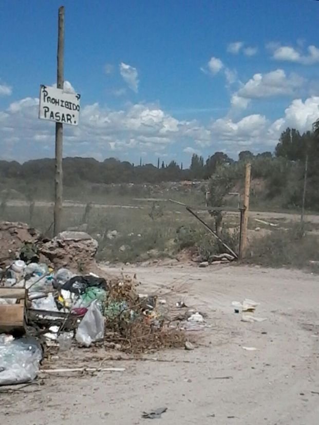 Quejas por "basural" en cantera de Hernández