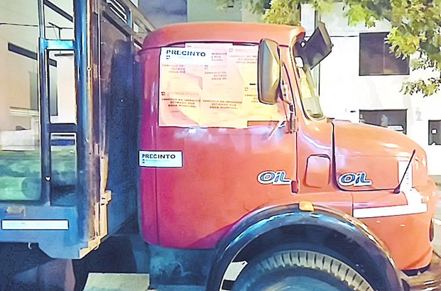 Secuestran camión que colocaba postes sin permiso
