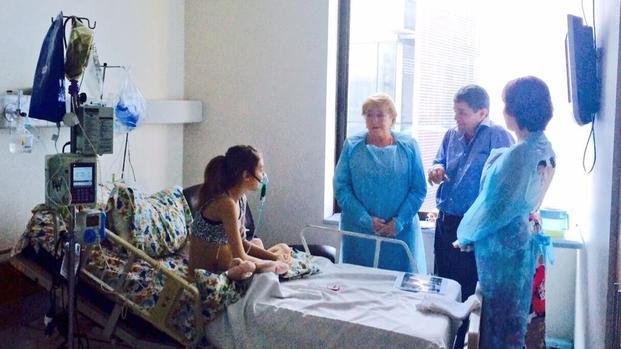 Bachelet visitó a la adolescente que le pidió permiso para morir