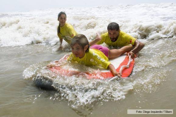 Surf adaptado, la posibilidad de todos para barrenar sobre las olas