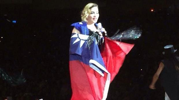 Dura critica de China a Madonna por envolverse en una bandera taiwanesa