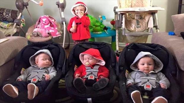 La "súper mamá" que cambia a sus 4 bebés al mismo tiempo