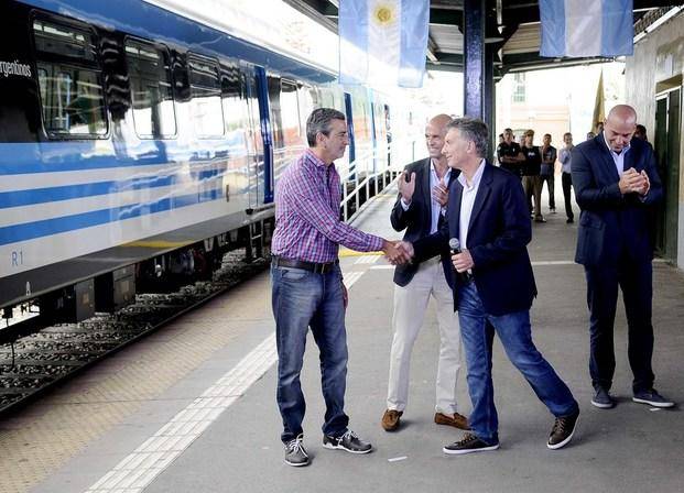 Inauguran primer tramo del Roca eléctrico, con una foto política
