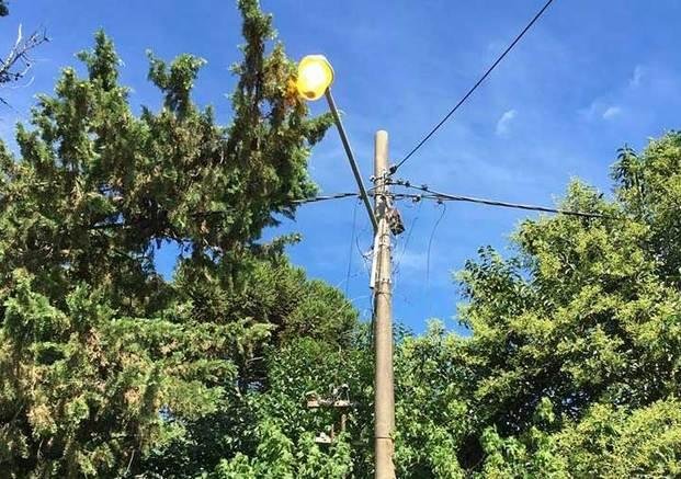 Reclamó por una luminaria pública rota y le pidieron que comprara los repuestos