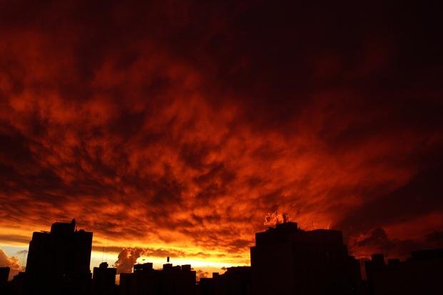 El extraño cielo rojo que asombro a la Ciudad
