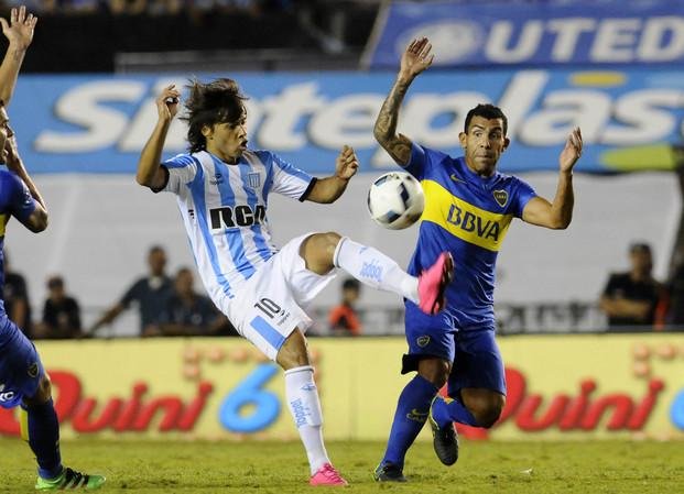 Afiches muy provocativos contra Tevez en la tribuna de Racing durante el clásico