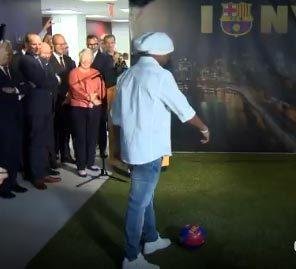 Barcelona nombró a Ronaldinho como embajador del club