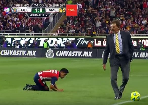 Insólita actitud de un ex DT de Boca: "bajó" a un rival cuando se avecinaba un contragolpe