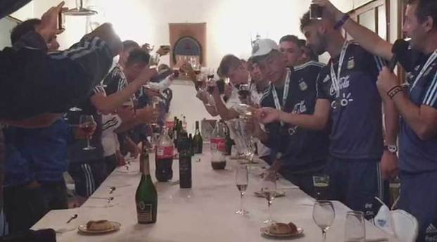 Los pibes del Sub-20 festejaron con
Luis Juez la clasificación al Mundial