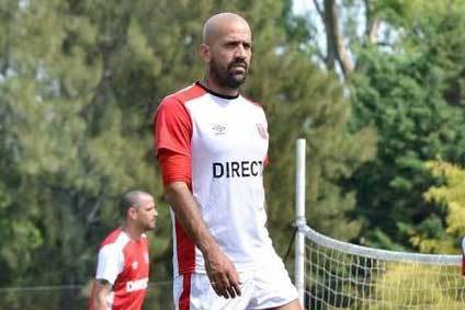 Verón, con barba, y en  la cancha