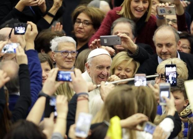 Francisco pidió "no crear muros sino construir puentes"