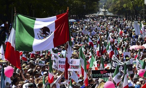 Miles de personas marcharon en México contra Trump