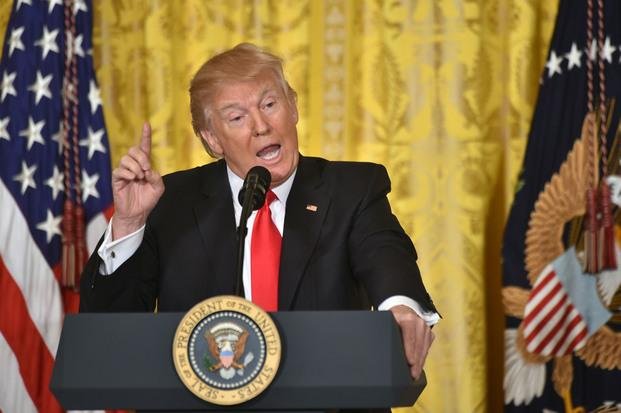 Trump embistió contra la prensa y prometió otro decreto migratorio