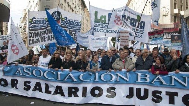 Bancarios evalúan ir al paro antes 
de que termine el mes
