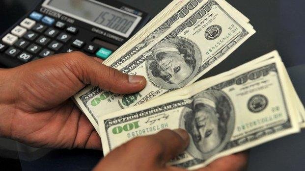 El dólar registró una importante caída y cerró a $15,81