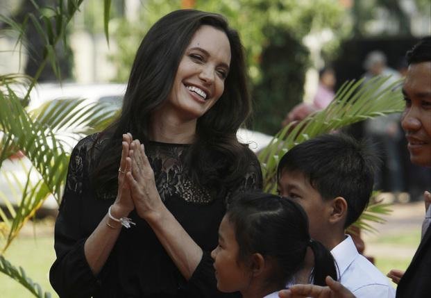 Tras el divorcio, reapareció Angelina Jolie y mostró su nueva película en Camboya
