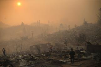 Chile: combaten el peor incendio en la historia del país
