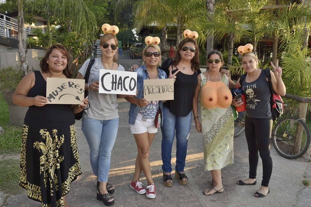 En el Litoral se sacan los corpiños en la playa contra la violencia machista
