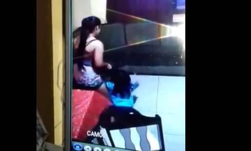 Filman a niñera cuando golpeaba a dos nenas: quedó detenida