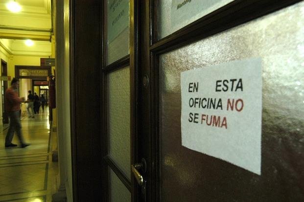 Pese a la ley, miles de empleados públicos siguen expuestos al humo
