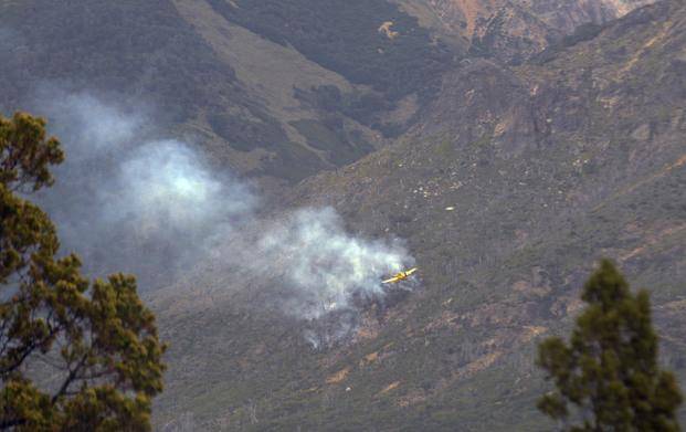 Siguen peleando contra el fuego en el cerro Catedral de Bariloche