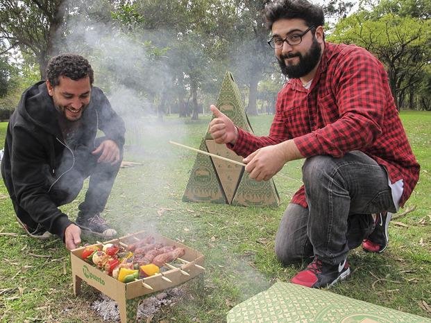 Un estudiante de la UNLP creó la primera parrilla descartable del mundo